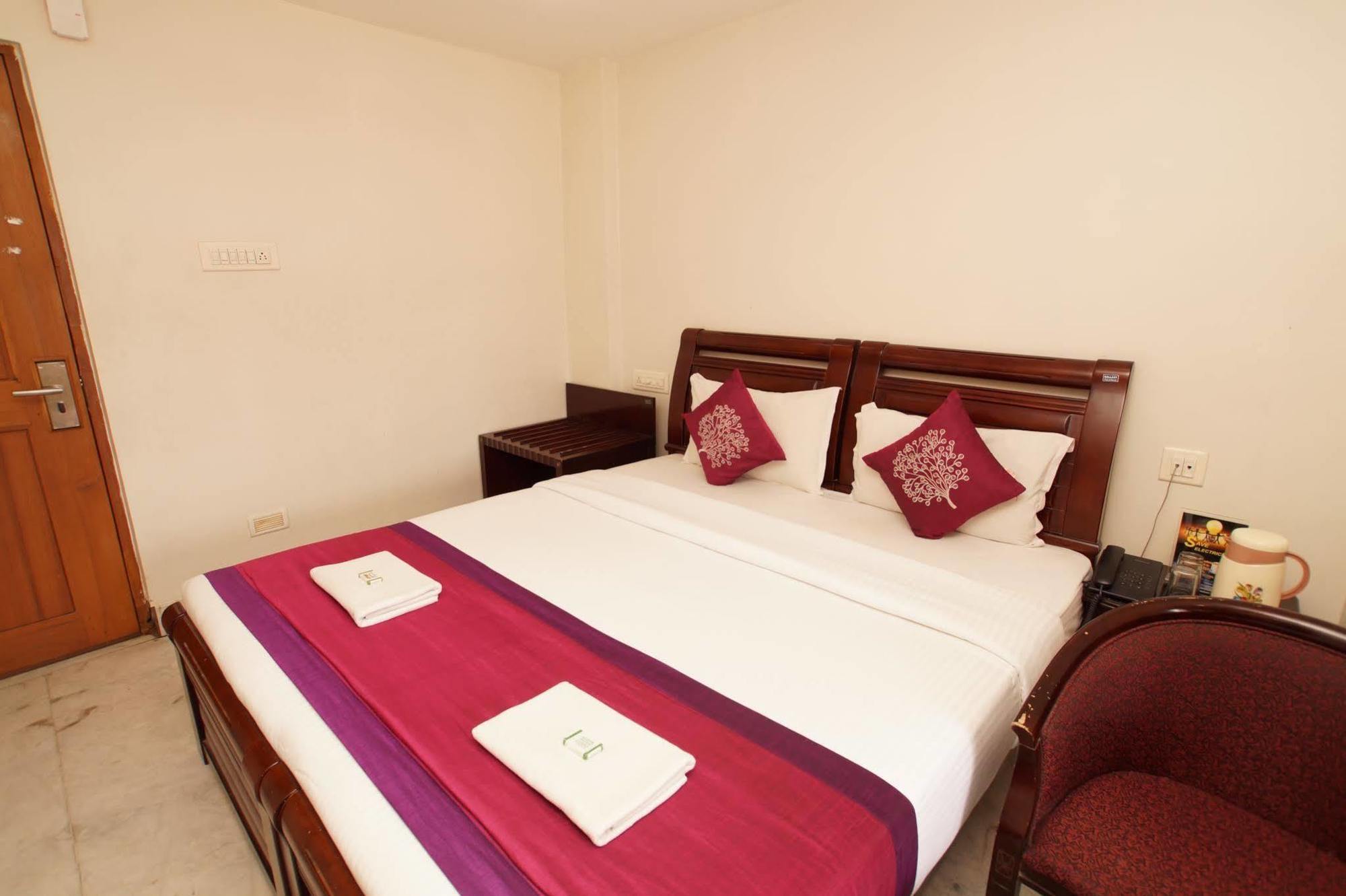 Lloyds Guest House, North Boag Road, T. Nagar Chennai Exteriör bild